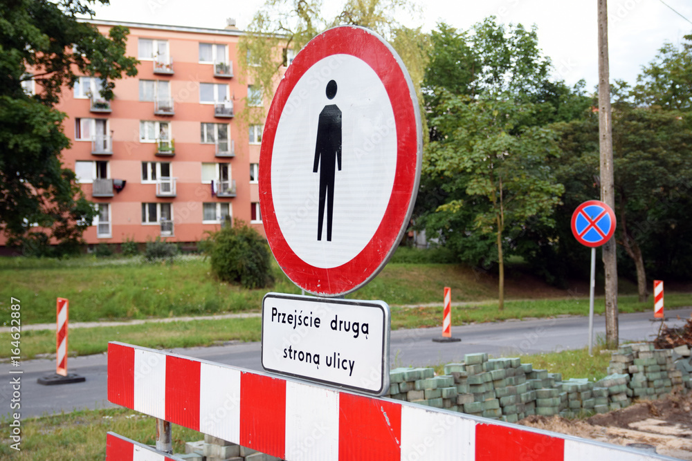 Fototapeta premium Znak zakazu. Informacja: Przejście drugą stroną ulicy.