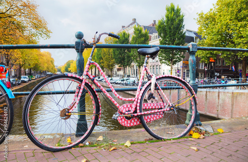 Obraz na płótnie Bycicle parked at the bridge w salonie