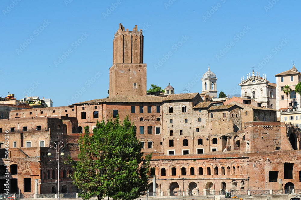 Roma Via dei Fori Imperiali - rovine del foro di Traiano e torre delle Milizie