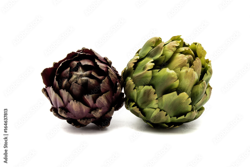 Obraz premium Green and ripe artichokes