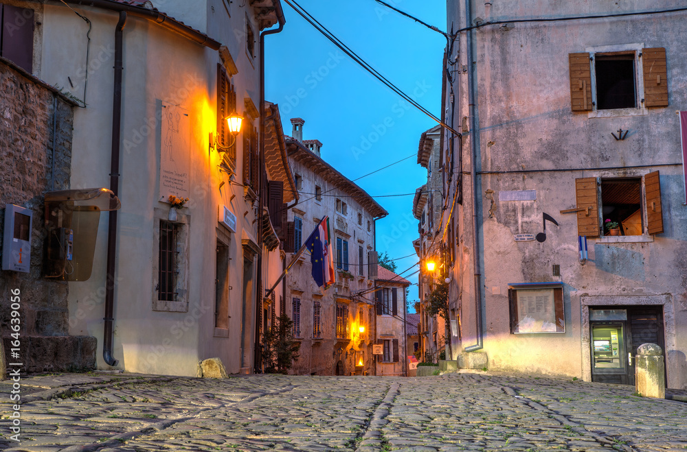 Obraz premium Typical alley of Groznjan
