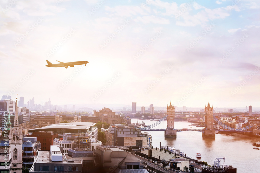 Naklejka premium podróż do Londynu samolotem, samolotem na niebie nad Tower Bridge