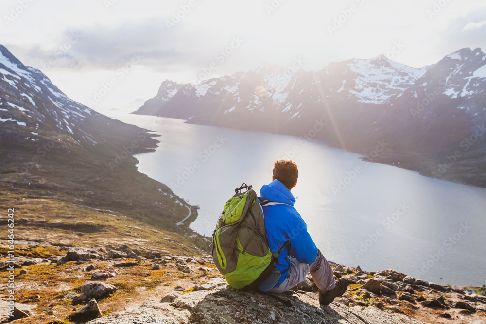 Φωτογραφία travel concept, hiker traveler with backpack enjoying sunset landscape in fjord