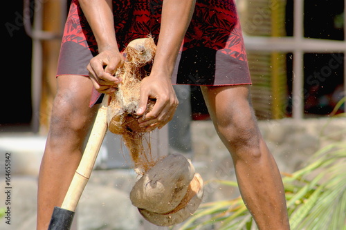 Cuadro en lienzo Close up image of a coconut being shucked