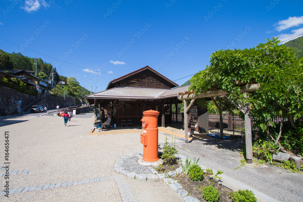 Obraz premium NARAI , JAPAN - JUNE 4, 2017: People are walking at Narai is a small town in Nagano Prefecture ,The old town provided a pleasant walk through about a kilometre of well preserved buildings.