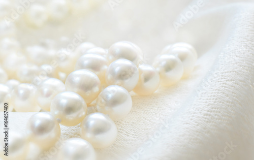 Perlenkette Nahaufnahme auf weißen Seide