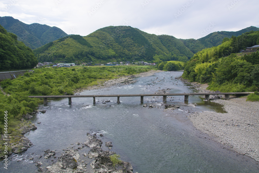 Fototapeta premium 沈下橋と四万十川 Low-water crossing on Shimanto River, Kochi, Shikoku, Japan