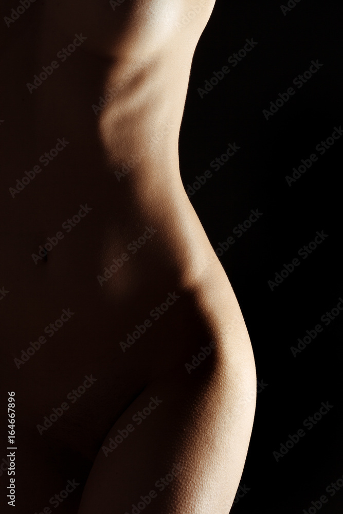 Naklejka premium Seksowne ciało kobiety nago. Naga, zmysłowa piękna dziewczyna