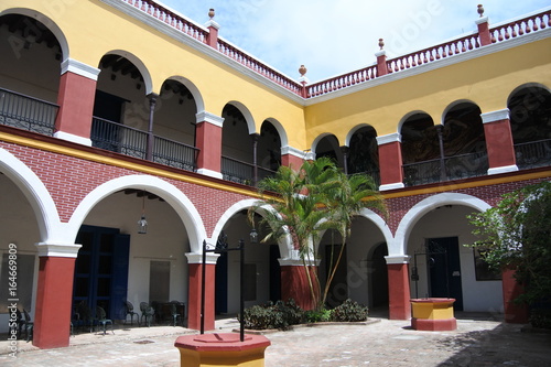 Innenhof eines alten Herrenhauses am Platz  Calixto García in Holguin auf Kuba photo