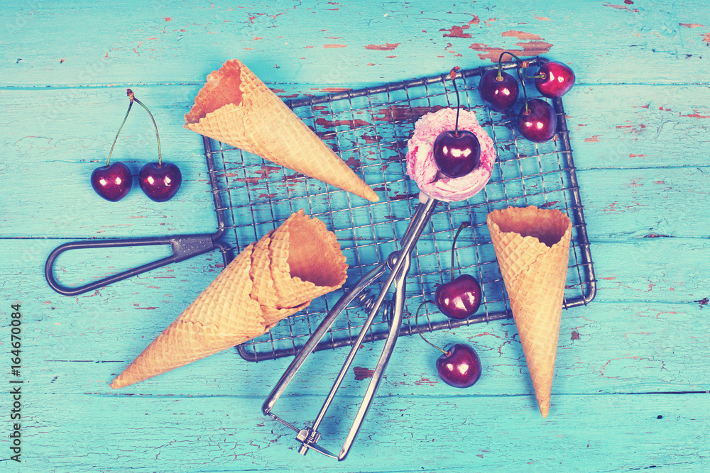 Kirscheis mit Kirschen und Waffeln Stock-Foto | Adobe Stock