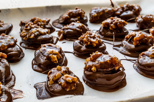 Praline Chocolate with walnut, almond, peanut or croquant