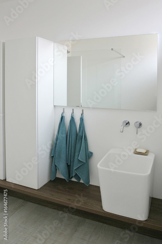 Modern bathroom with blue towels © romman