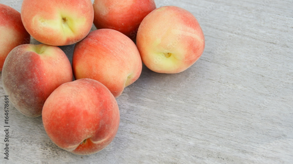 brugnons blanc,fruits d'été sur fond bois brugnons blanc,fruits d'été sur fond bois