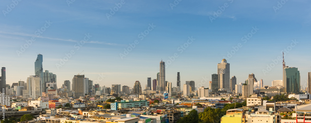 Obraz premium Panorama pejzaży miejskich budynki i drapacze chmur w centrum luksusowy hotel z niebieskim niebem w Bangkok Thailand.