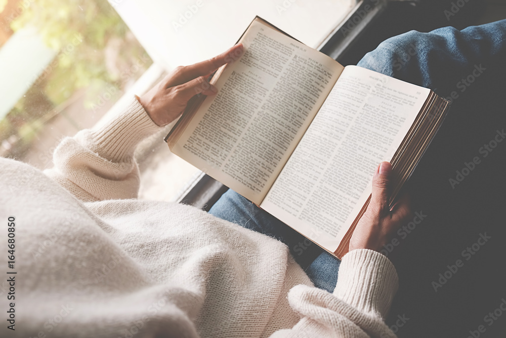 Obraz premium Vintage tone of Asia woman reading book in library