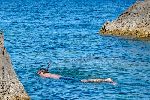 Schnorcheln in einer Bucht in der Nähe von Mgarr auf Gozo, Malta