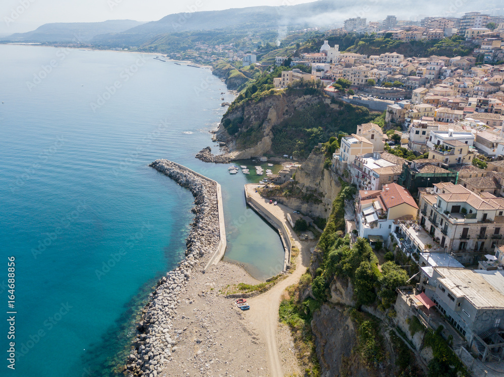 Vista aerea di Pizzo Calabro, molo, castello, Calabria, turismo Italia. Vista panoramica della cittadina di Pizzo Calabro vista dal mare. Case sulla roccia.