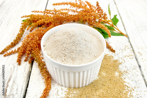 Foto Flour amaranth in white bowl on board