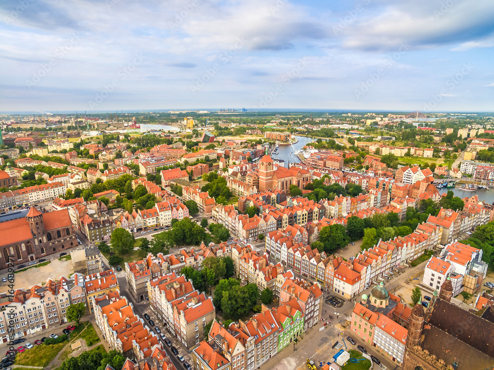Gdańsk - krajobraz z powietrza. Stare miasto Gdańsk z lotu ptaka z widoczna rzeka Motławą.