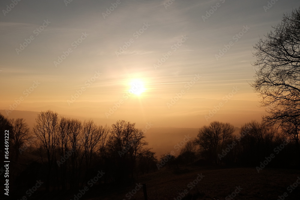 Fototapeta premium Coucher de soleil brumeux dans les Alpes