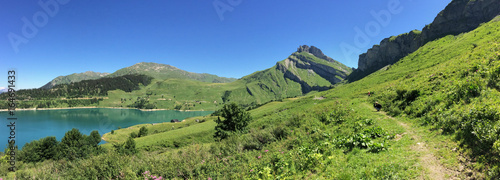 sentier de randonn  e le long d un lac de montagne 