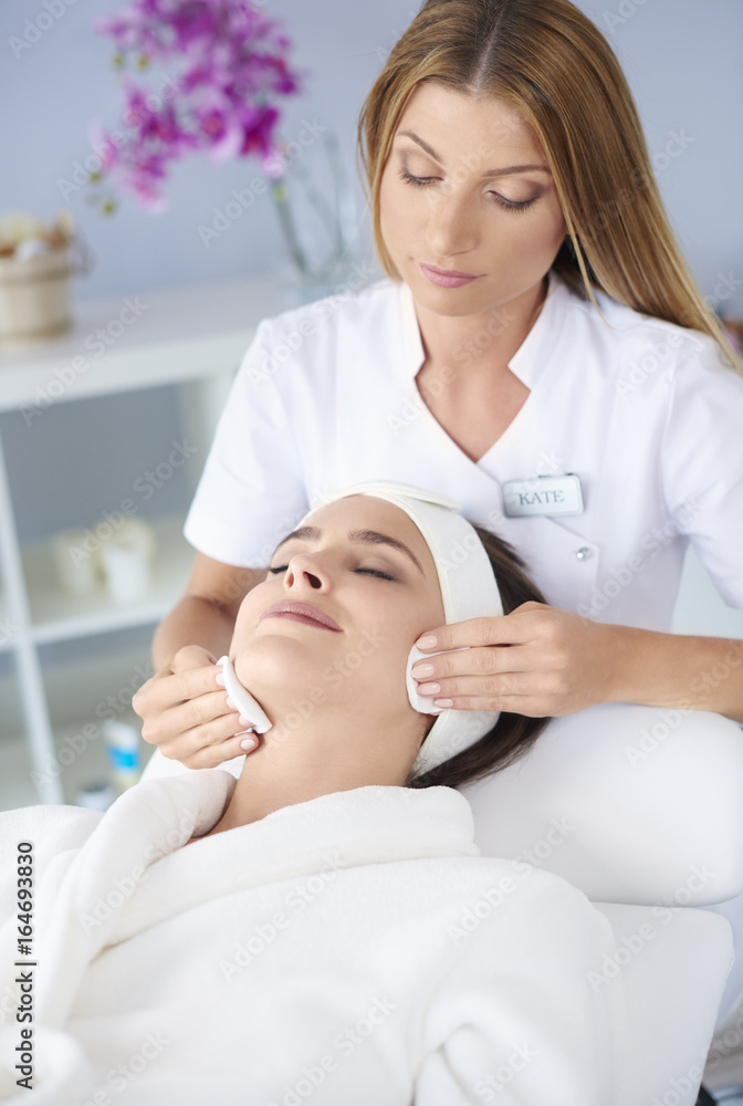 Obraz premium Beautiful woman doing facial her client