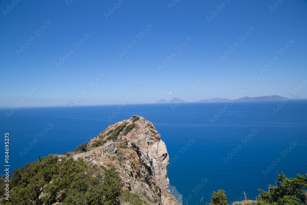 Isole Eolie, Vulcano, Lipari , punto panoramico, Sentiero Naturalistico Calavà, fine primavera Isole Eolie, Vulcano, Lipari , punto panoramico, Sentiero Naturalistico Calavà, fine primavera