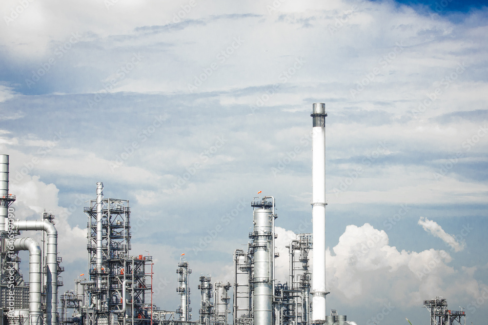 Obraz premium Industrial zone,The equipment of oil refining,Close-up of industrial pipelines of an oil-refinery plant,Detail of oil pipeline with valves in large oil refinery.