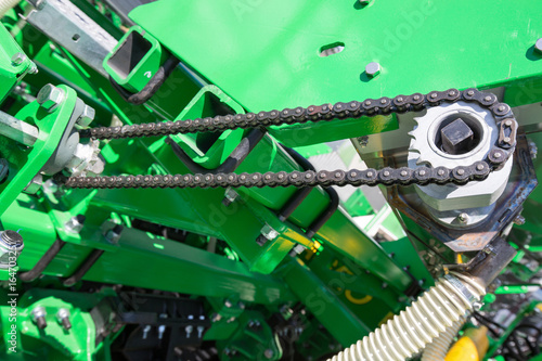 Chain transmission in an agricultural machine