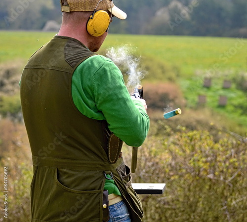 Bilde på lerret gunman with smoking shotgun after a shot