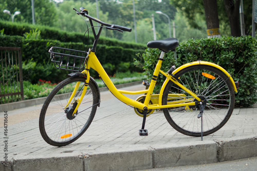Fototapeta premium Yellow City Bicycle with Green Background