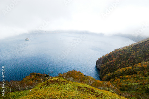 北海道・秋の霧の摩周湖