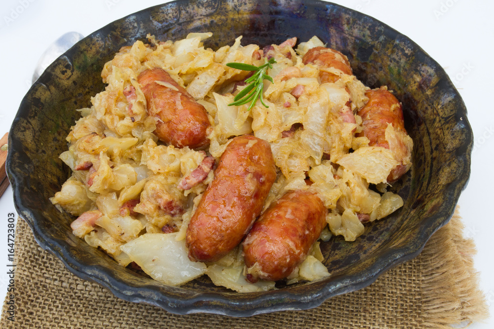 chou braisé et saucisses