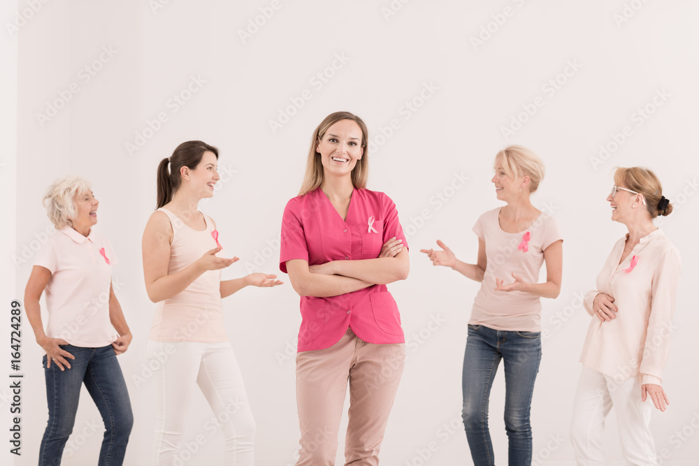 Obraz premium Kobiety z różowymi wstążkami