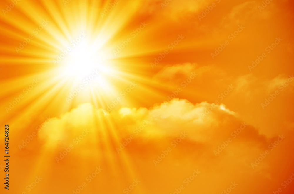 Naklejka premium Jasne słońce na pomarańczowym niebie z chmurami cumulus