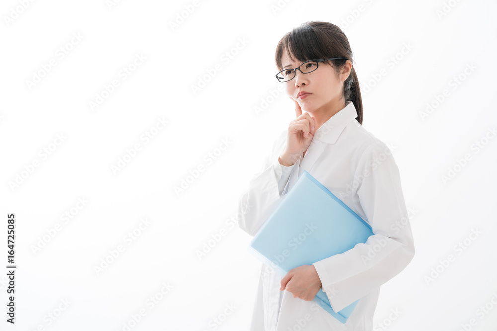白衣の女性、医者、薬剤師、考える、ひらめく、悩む