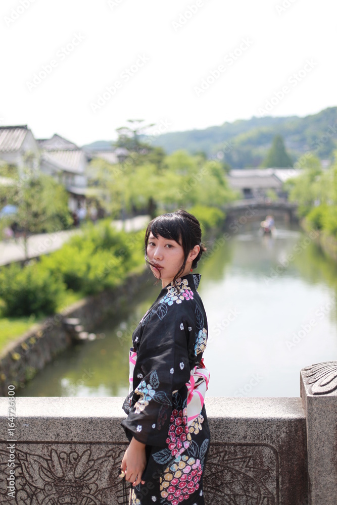 美観地区と浴衣の女性