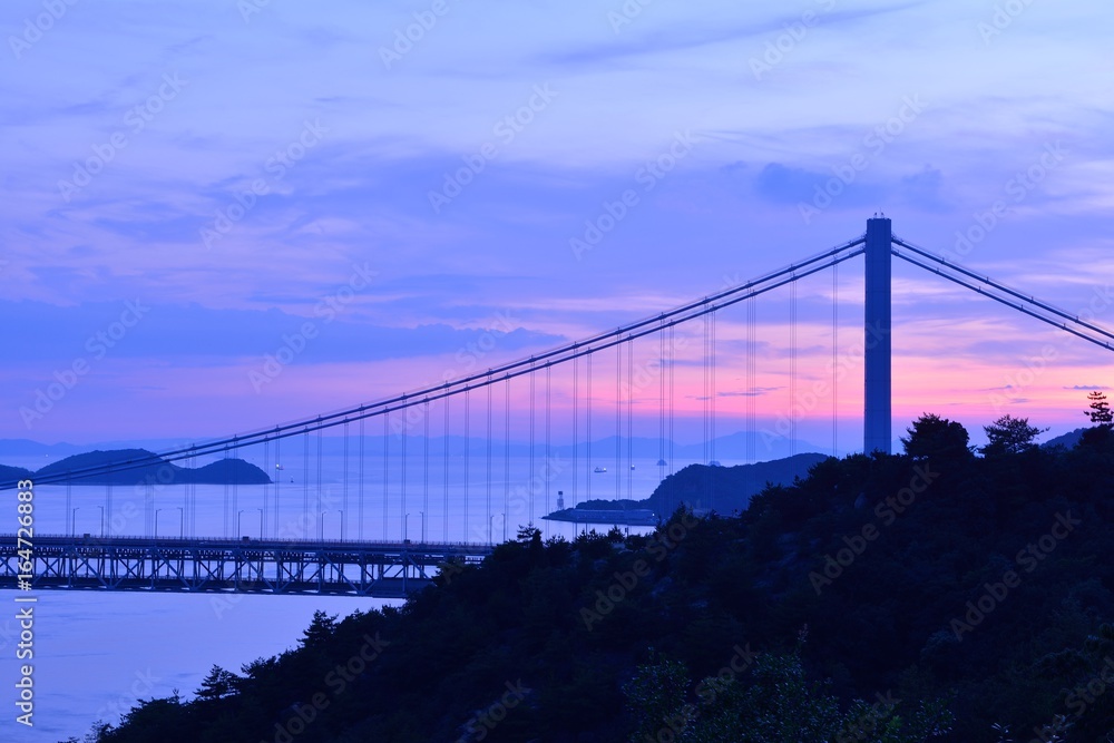 Obraz premium Zachód słońca i Seto Ohashi