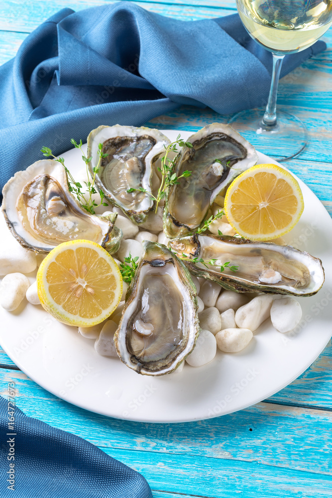 raw oysters with lemon and ice raw oysters with lemon and ice