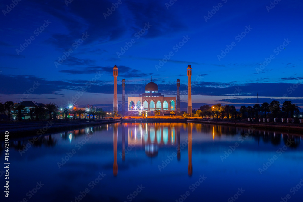 Fototapeta premium Amazing partly cloudy sky and beautiful sunset at Central Mosque Songkhla, Songkhla, Thailand