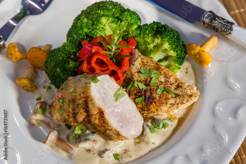 Grilled chicken, cream sauce with mushrooms chanterelles, broccoli and roasted red peppers