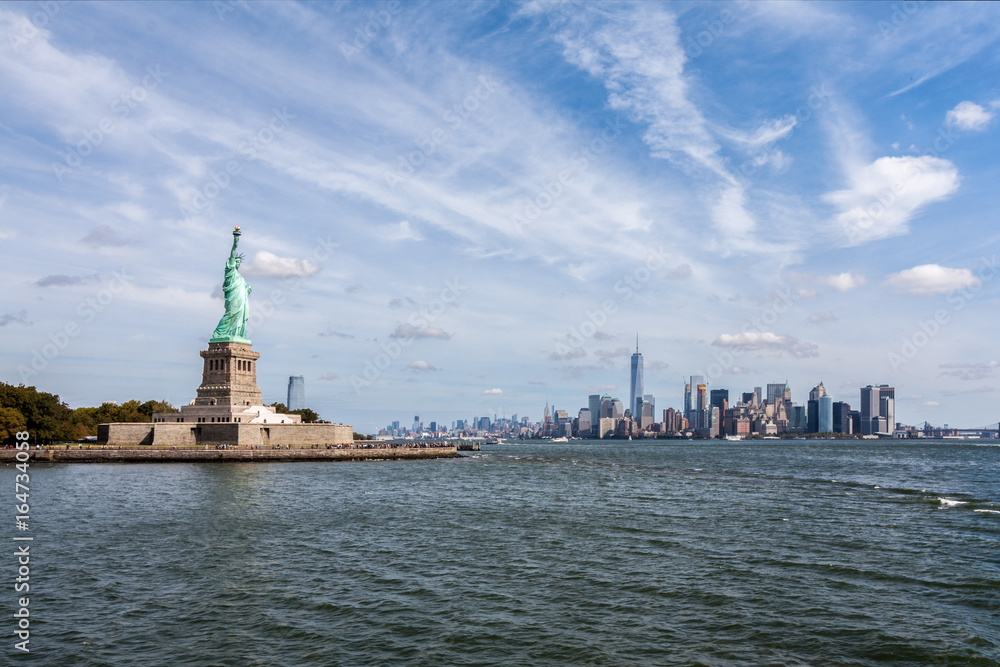 Fototapeta premium Widok na Manhattant i Statuę Wolności