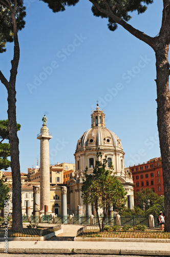 Roma, via dei Fori Imperiali: la colonna Traiana e la chiesa del SS nome di Maria
