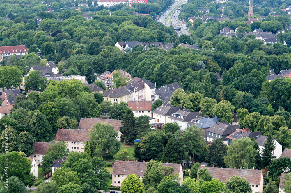 Luftbild / Wohnhäuser im grünen mit Bümen umgeben