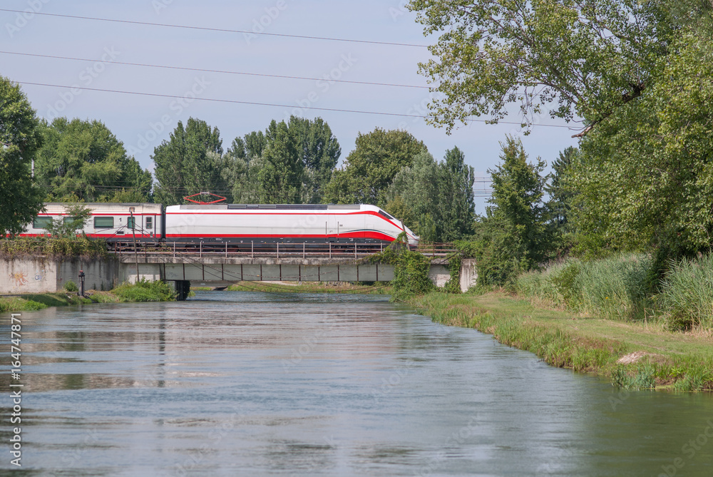Il treno passeggeri attraversa il ponte Il treno passeggeri attraversa il ponte