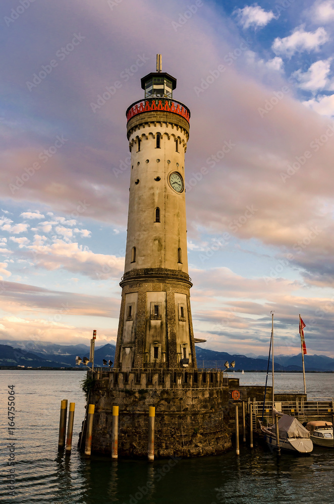 Leuchtturm von Lindau am Bodensee vor Alpenkulisse, Bayern