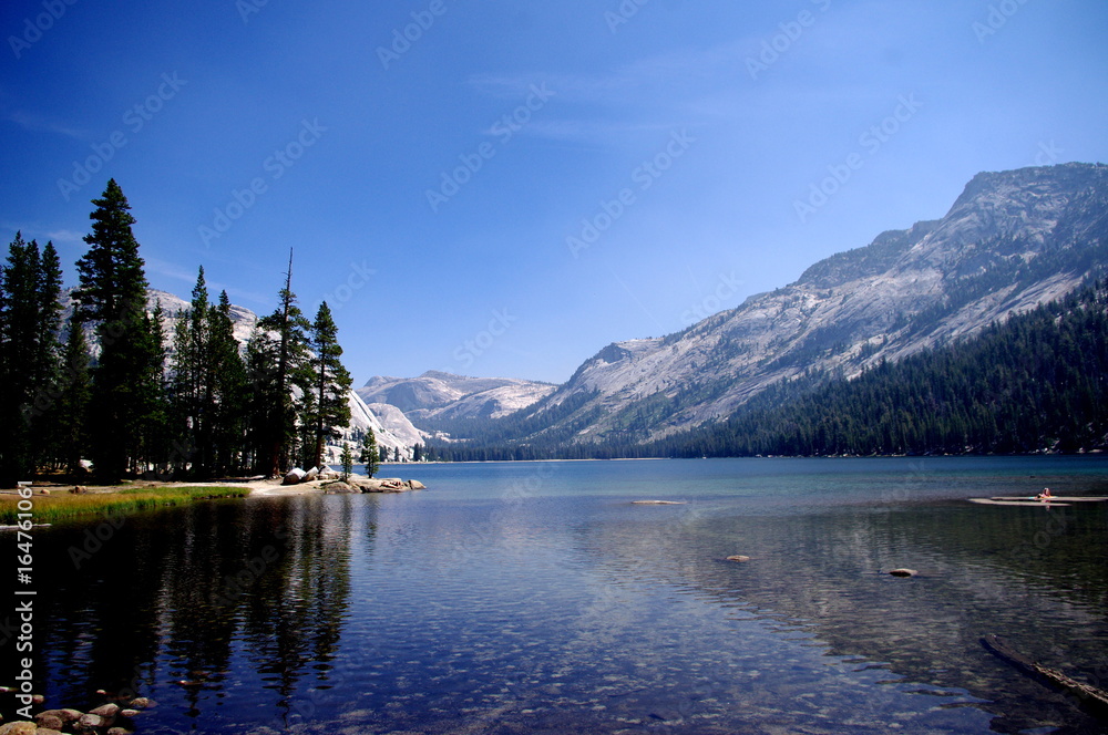 Naklejka premium moment de calme et de plénitude dans la nature sauvage au bord d'un lac dans la parc naturel Yosémite