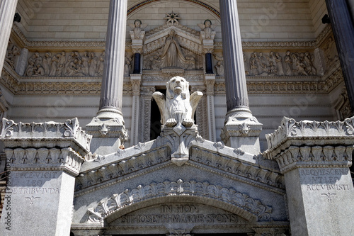 Statue devant la Basilique Notre Dame de Fourvière à Lyon, France