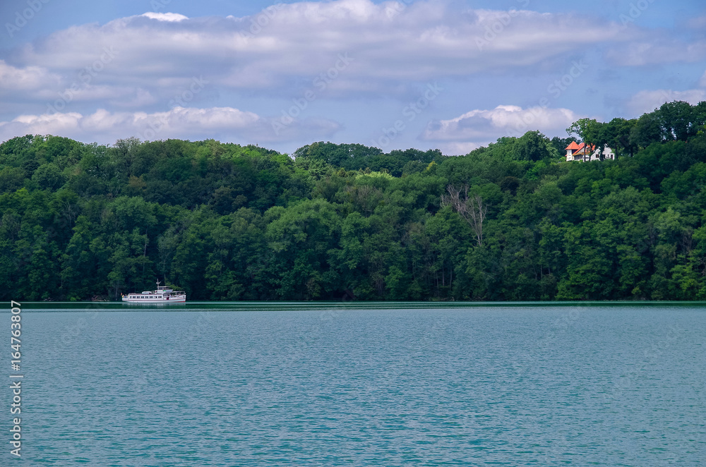 Seeblick mit Schiff