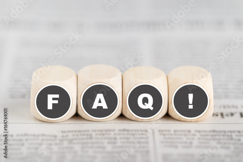 Würfel bilden die Abkürzung "FAQ"